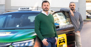 Христо Чернев (вляво) и Тихомир Петков, основатели на TaxiMe, компанията с най-популярното таксиметрово мобилно приложение в страната